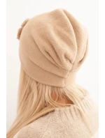 Dámská čepice s ozdobnými model 21470139 květy elegantní camelová - K-Fashion