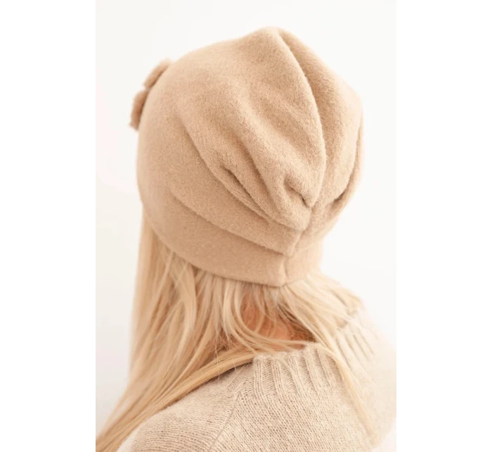 Dámská čepice s ozdobnými model 21470139 květy elegantní camelová - K-Fashion