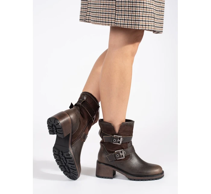 Moderní hnědé kotníčkové boty dámské na širokém podpatku Moderní hnědé kotníčkové boty dámské na širokém podpatku