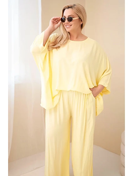 Dámský komplet Plus Size z viskózy se širokými kalhotami a halenkou žlutý Dámský komplet Plus Size z viskózy se širokými kalhotami a halenkou žlutý