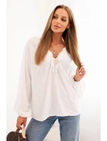 Dámská blůza s viskózou s nařaseným výstřihem a ozdobou bílá