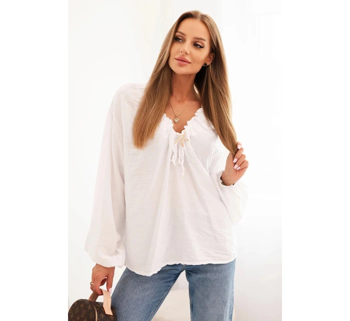 Dámská blůza s viskózou s nařaseným výstřihem a ozdobou bílá