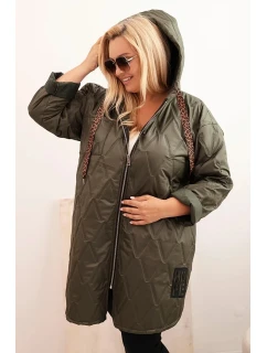 Dámská bunda Plus Size prošívaná s kapucí a nápisem model 21229235 khaki - K-Fashion