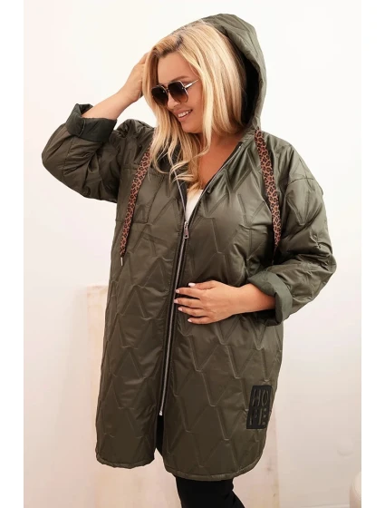 Dámská bunda Plus Size prošívaná s kapucí a nápisem model 21229235 khaki - K-Fashion