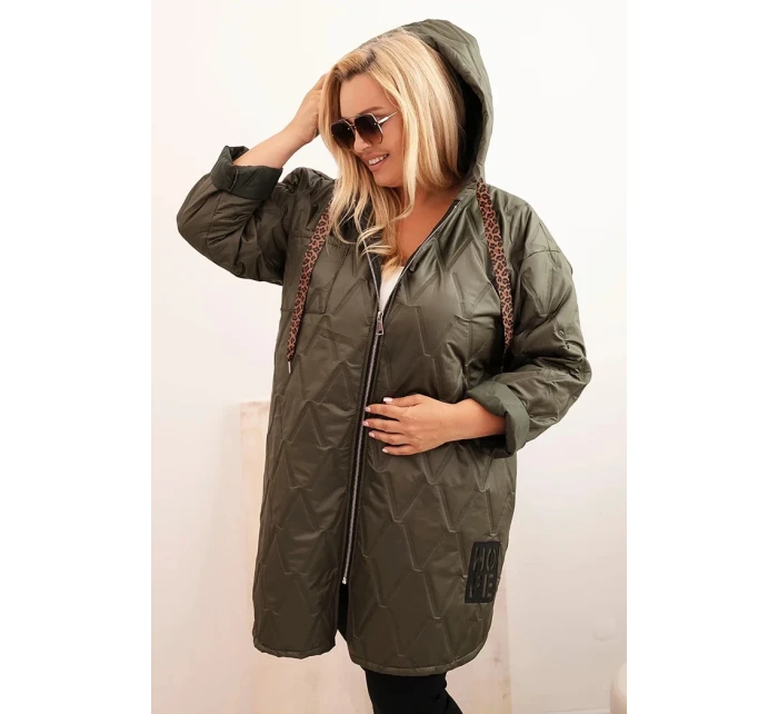 Dámská bunda Plus Size prošívaná s kapucí a nápisem model 21229235 khaki - K-Fashion