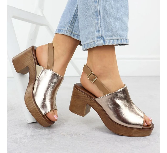 Dámské zlaté sandály na jehlovém podpatku M.Daszynski model 22051585 - M. Daszyński