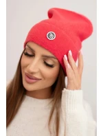 Dámská čepice měkká z huňaté pleteniny s ozdobnou model 21480725 malinová - K-Fashion Dámská čepice měkká z huňaté pleteniny s ozdobnou model 21480725 malinová - K-Fashion