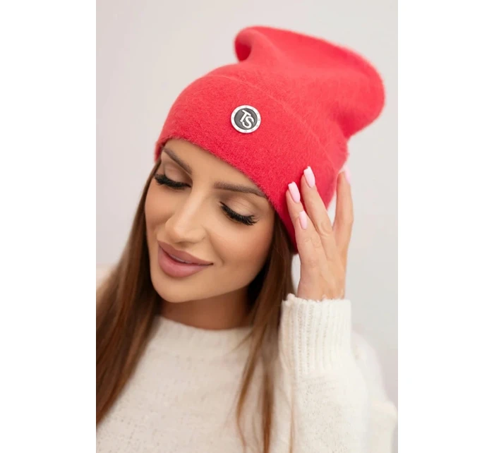 Dámská čepice měkká z huňaté pleteniny s ozdobnou model 21480725 malinová - K-Fashion Dámská čepice měkká z huňaté pleteniny s ozdobnou model 21480725 malinová - K-Fashion