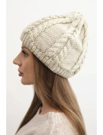 Dámská zimní čepice z vlny s copánkovým vzorem K452 tmavě béžová Dámská zimní čepice z vlny s copánkovým vzorem K452 tmavě béžová