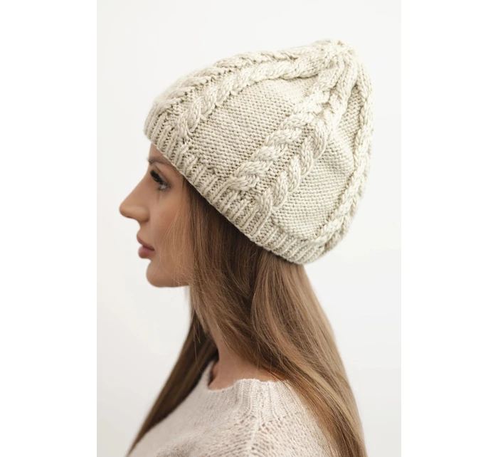 Dámská zimní čepice z vlny s copánkovým vzorem K452 tmavě béžová Dámská zimní čepice z vlny s copánkovým vzorem K452 tmavě béžová