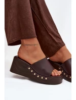 Dámské pantofle na platformě se zlatými sponami hnědé model 21918845 - Boto