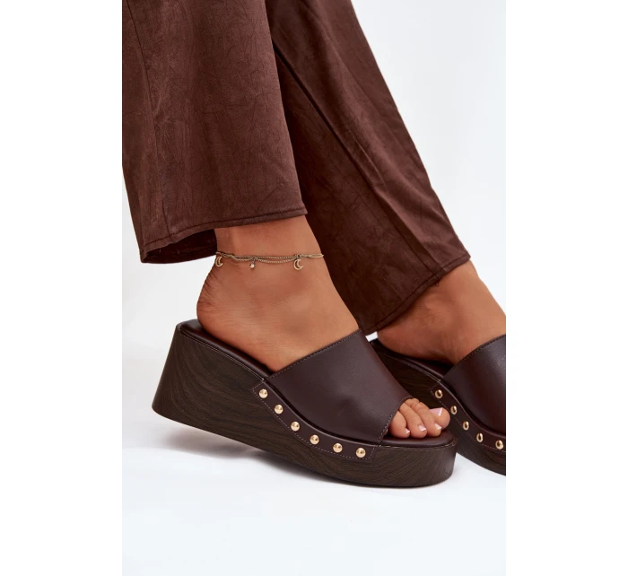 Dámské pantofle na platformě se zlatými sponami hnědé model 21918845 - Boto