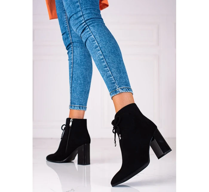 Klasické kotníčkové boty dámské černé na širokém podpatku Klasické kotníčkové boty dámské černé na širokém podpatku