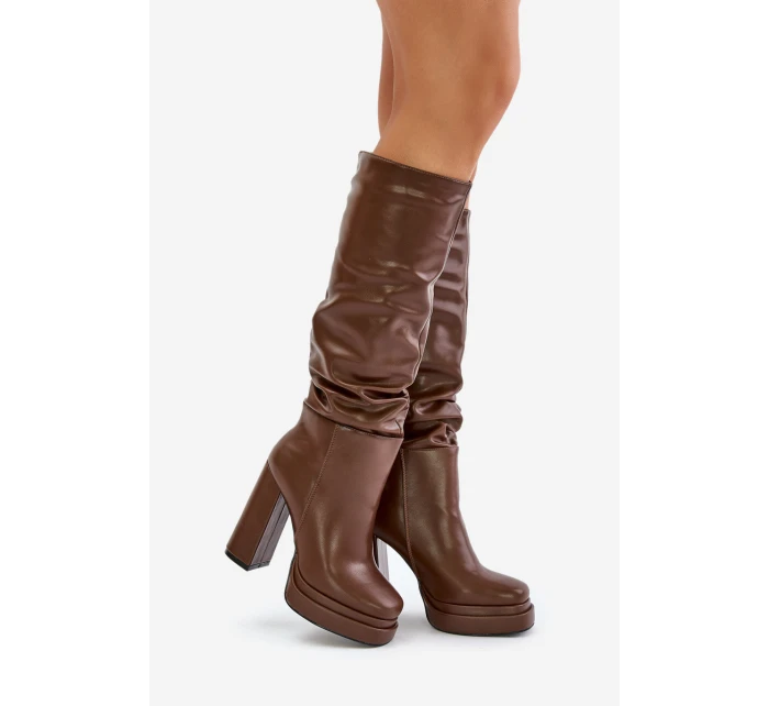 Nazouvací kozačky na podpatku a platformě s nařasením zateplené hnědé model 21677357 - Boto
