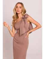 model 20970628 Šaty na jedno rameno s mašlí mocca - Moe