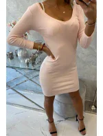 Přiléhavé šaty s výstřihem pudrově béžové