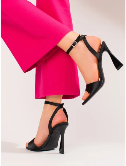 Módní černé dámské  sandály na jehlovém podpatku