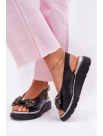 Dámské kožené sandály na klínu s mašlí model 21701827 černé - Zazoo Dámské kožené sandály na klínu s mašlí model 21701827 černé - Zazoo