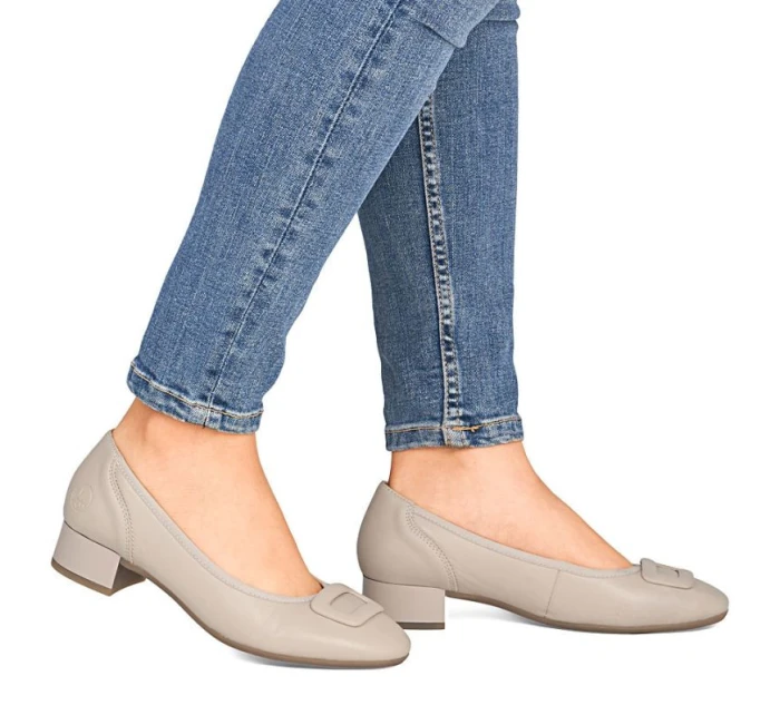 Dámské kožené lodičky na nízkém podpatku béžové model 22021881 - Rieker