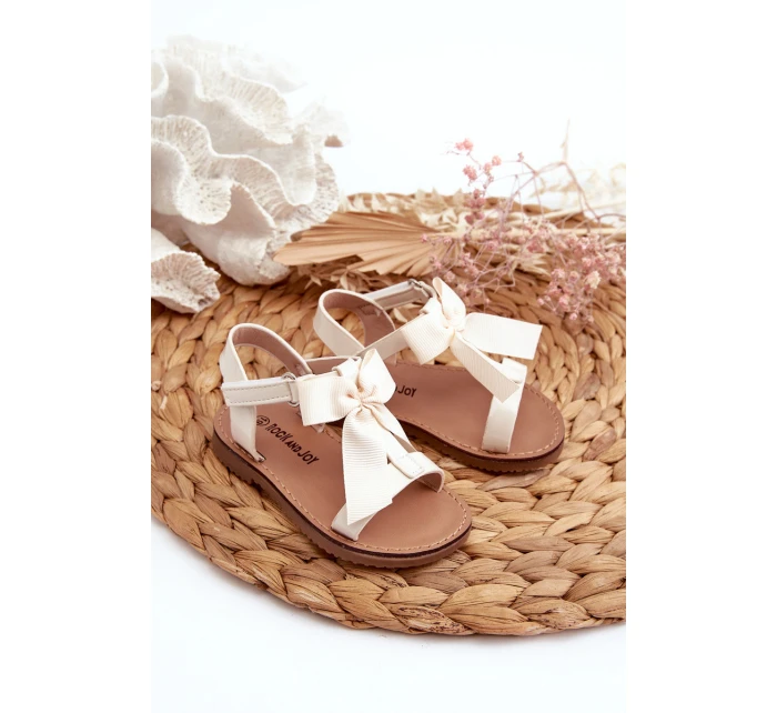 Lakované dětské sandálky s mašlí na suchý zip světle béžové Joratia Lakované dětské sandálky s mašlí na suchý zip světle béžové Joratia