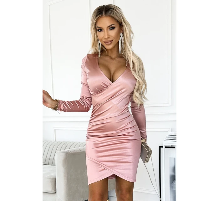 Saténové dámské šaty ve špinavě růžové barvě s přeloženým obálkovým výstřihem a dlouhými rukávy model 18611832 - numoco Saténové dámské šaty ve špinavě růžové barvě s přeloženým obálkovým výstřihem a dlouhými rukávy model 18611832 - numoco