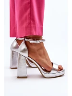 Moderní zamszové sandálky na čtvercovém podpatku stříbrné Merila Moderní zamszové sandálky na čtvercovém podpatku stříbrné Merila