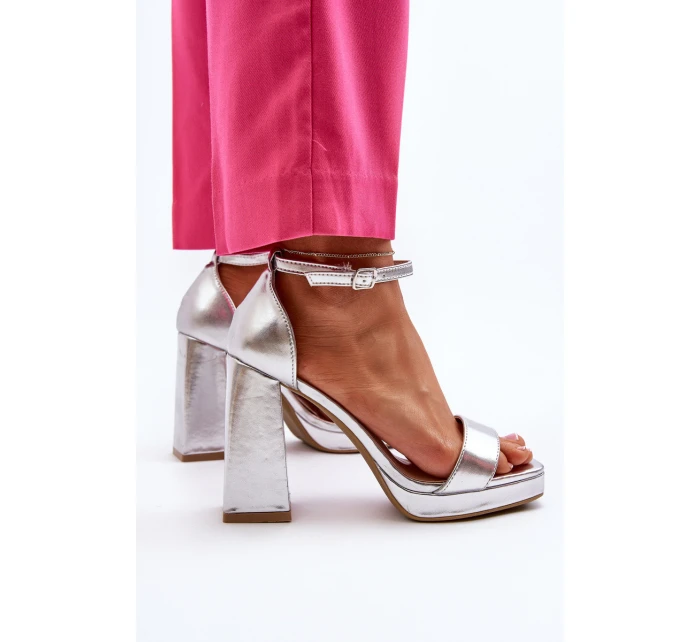 Moderní zamszové sandálky na čtvercovém podpatku stříbrné Merila Moderní zamszové sandálky na čtvercovém podpatku stříbrné Merila