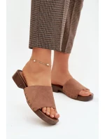 Ženské pantofle na plochém podpatku se zlatými přezkami Hnědé Girella Ženské pantofle na plochém podpatku se zlatými přezkami Hnědé Girella