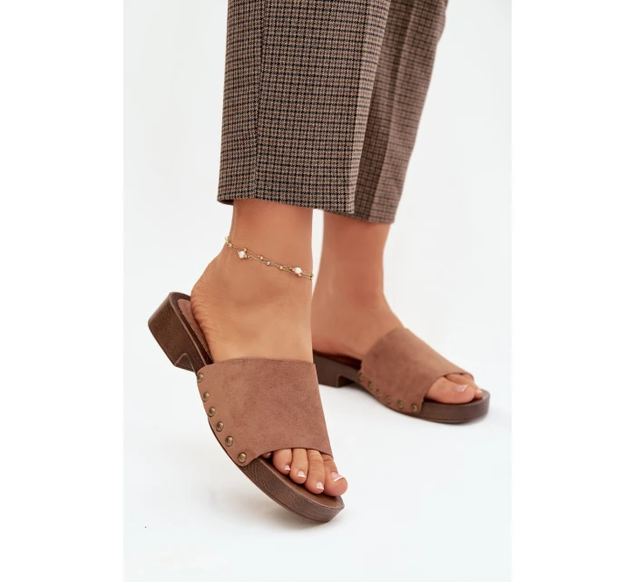 Ženské pantofle na plochém podpatku se zlatými přezkami Hnědé Girella Ženské pantofle na plochém podpatku se zlatými přezkami Hnědé Girella