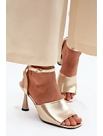 Dámské sandály na podpatku model 22126171 Zlaté - VINCEZA