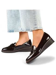 Dámské lakované polobotky na podpatku černé 24-58266B