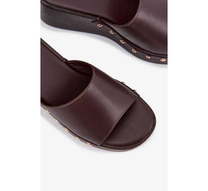 Dámské pantofle na platformě se zlatými sponami hnědé model 21918845 - Boto