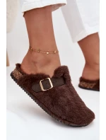 Kožešinové dámské pantofle na platformě s páskem a sponou hnědé model 21709369 - Boto Kožešinové dámské pantofle na platformě s páskem a sponou hnědé model 21709369 - Boto