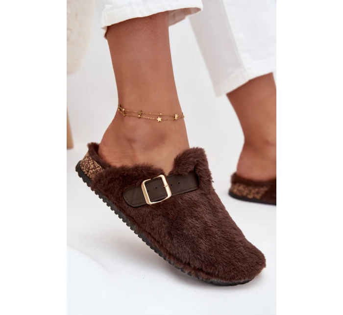 Kožešinové dámské pantofle na platformě s páskem a sponou hnědé model 21709369 - Boto Kožešinové dámské pantofle na platformě s páskem a sponou hnědé model 21709369 - Boto