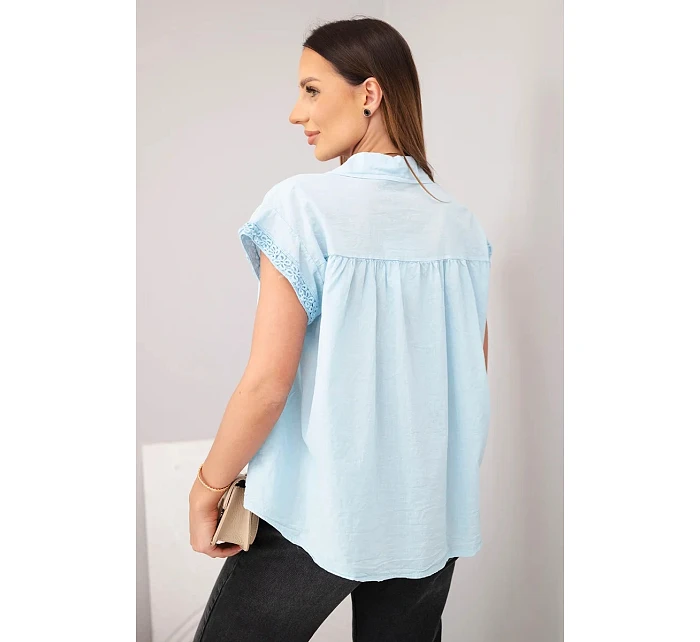 Dámská bavlněná košilová halenka s krajkou a krátkým rukávem modrá