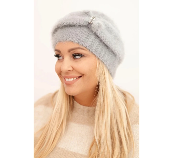 Dámská zimní čepice model 21441598 s ozdobou a kožešinou šedá - K-Fashion