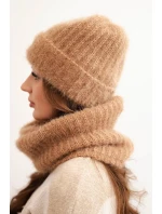 Dámský set čepice a zimního šály huňatý s ozdobným emblémem camelový Dámský set čepice a zimního šály huňatý s ozdobným emblémem camelový