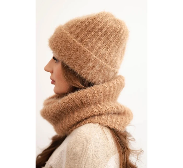 Dámský set čepice a zimního šály huňatý s ozdobným emblémem camelový Dámský set čepice a zimního šály huňatý s ozdobným emblémem camelový