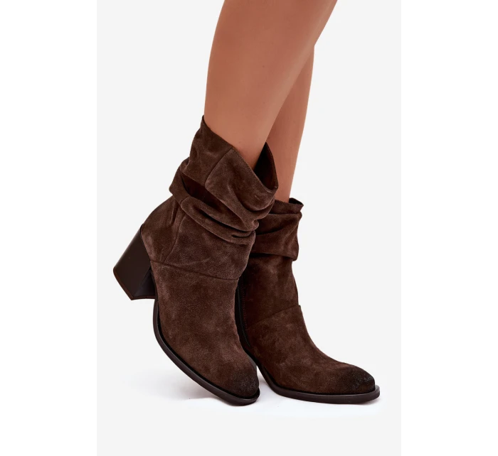Kožené semišové kotníkové boty s nařasením na podpatku – čokoládové Zazoo Kožené semišové kotníkové boty s nařasením na podpatku – čokoládové Zazoo