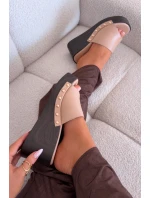 Dámské nazouváky na platformě se zlatými Béžové model 21918852 - Boto