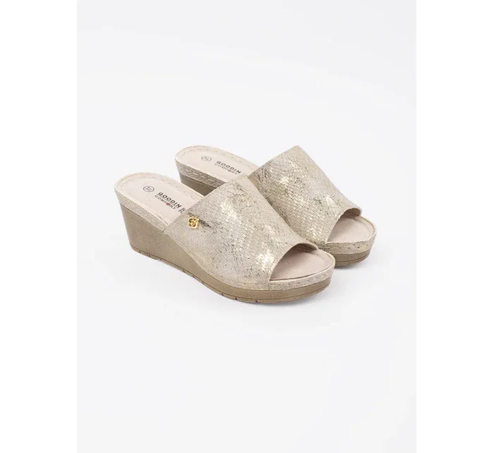 Pěkné dámské  nazouváky Taupe na klínku