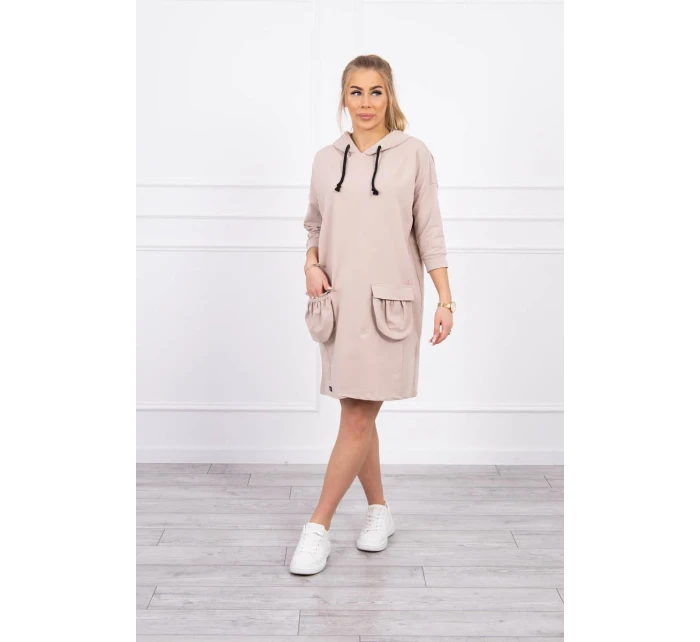 Béžové šaty s kapucí