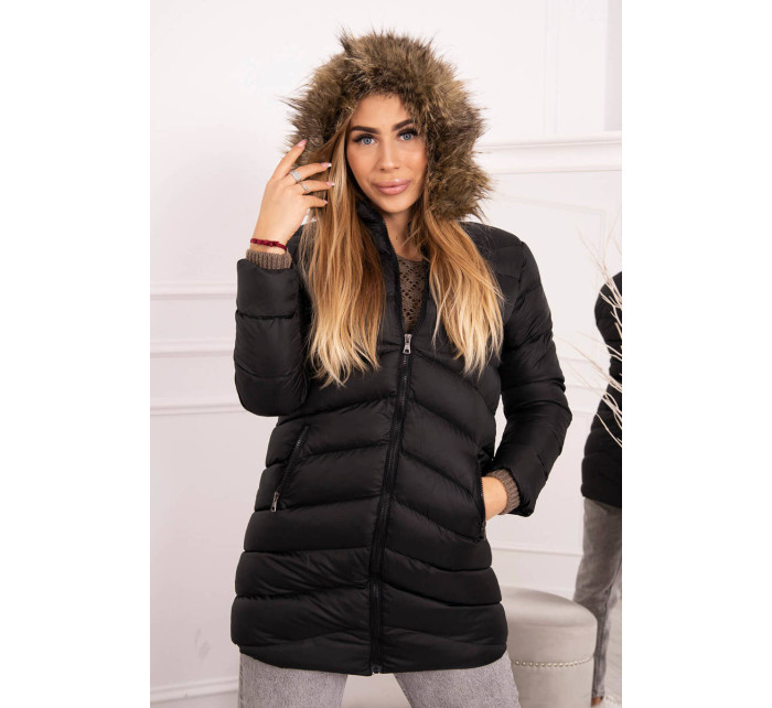 Prošívaná zimní bunda s kapucí a kožíškem černé barvy