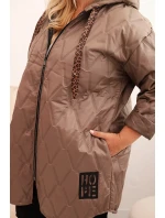 Dámská bunda Plus Size prošívaná s kapucí a nápisem model 21339241 fango - K-Fashion