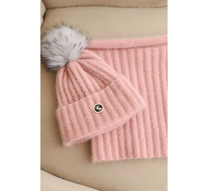 Dámská čepice s kapucí a pleteným vzorem bílá