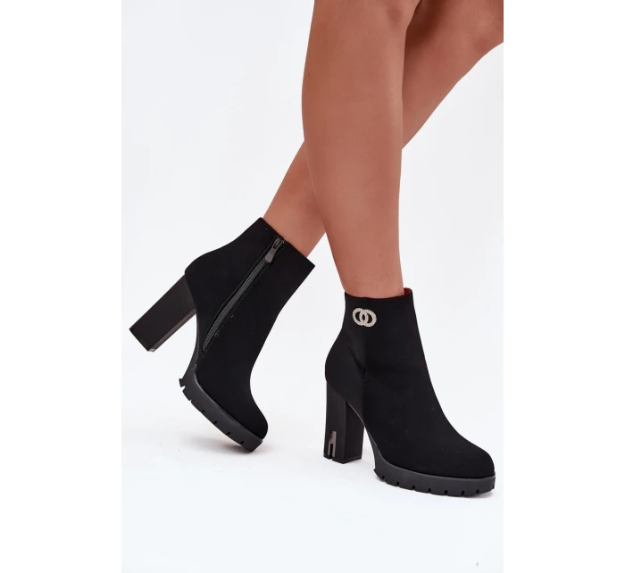 Zateplené dámské kotníkové boty na podpatku s ozdobným detailem černé Vessara