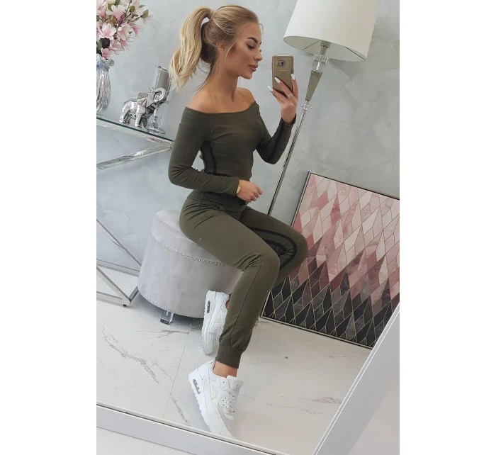 Sada s dvojitými pruhy v khaki barvě