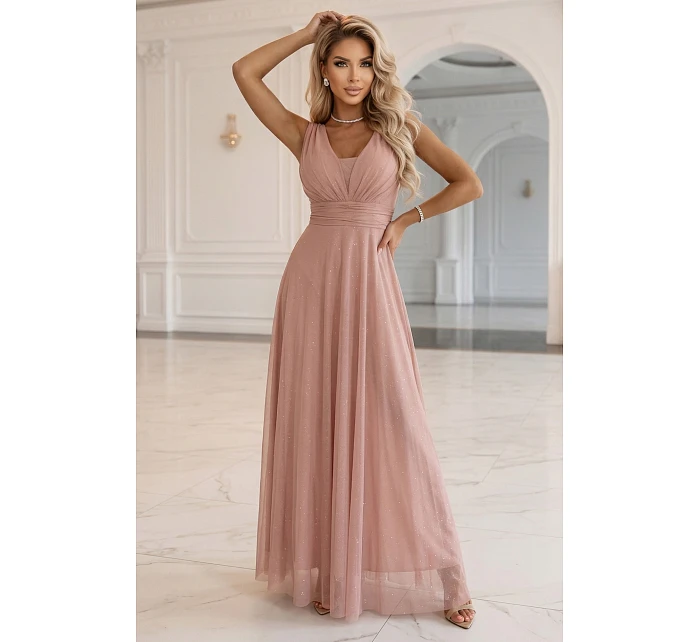 Dlouhé maxi šaty s a hlubokým výstřihem pudrově růžové model 22085441 - numoco basic Dlouhé maxi šaty s a hlubokým výstřihem pudrově růžové model 22085441 - numoco basic