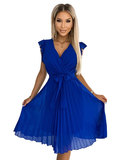 Dámské plisované šaty v chrpové barvě s výstřihem a volánky model 18526733 - numoco