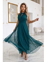 Elegantní večerní maxi šaty s výstřihem, tylem a zavazováním v pase – zelené model 22285998 - numoco basic Elegantní večerní maxi šaty s výstřihem, tylem a zavazováním v pase – zelené model 22285998 - numoco basic